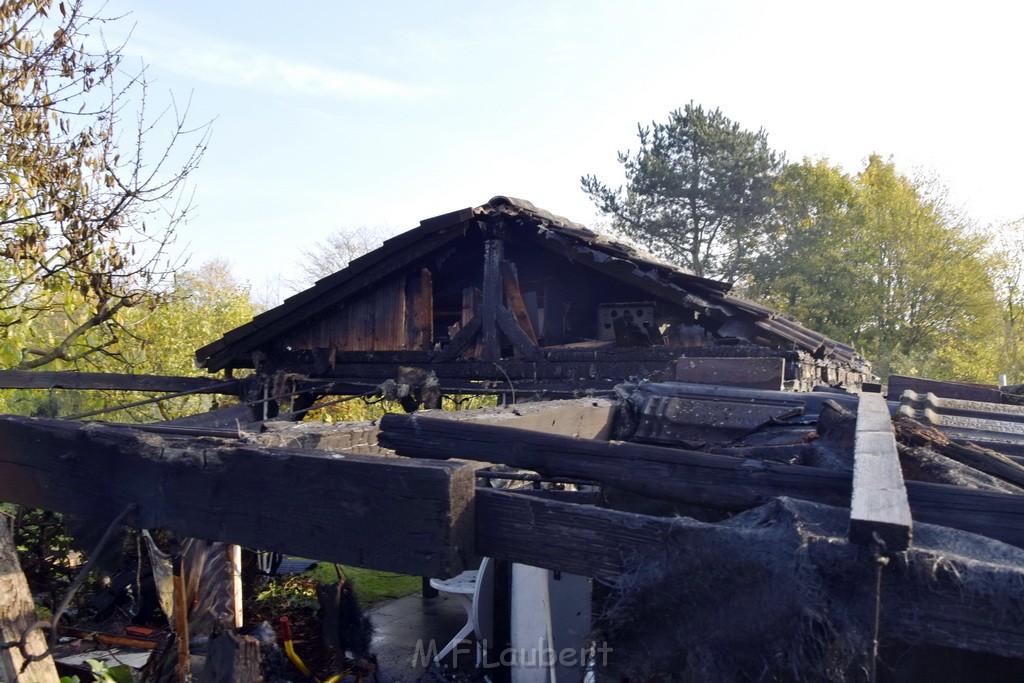 Feuer 1 brannten 3 Lauben Koeln Fuehlingen Kriegerhofstr P116.JPG - Miklos Laubert